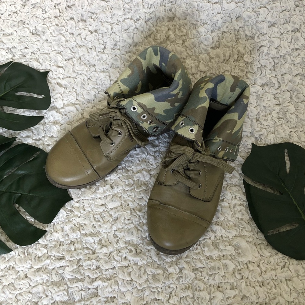 Combat boots